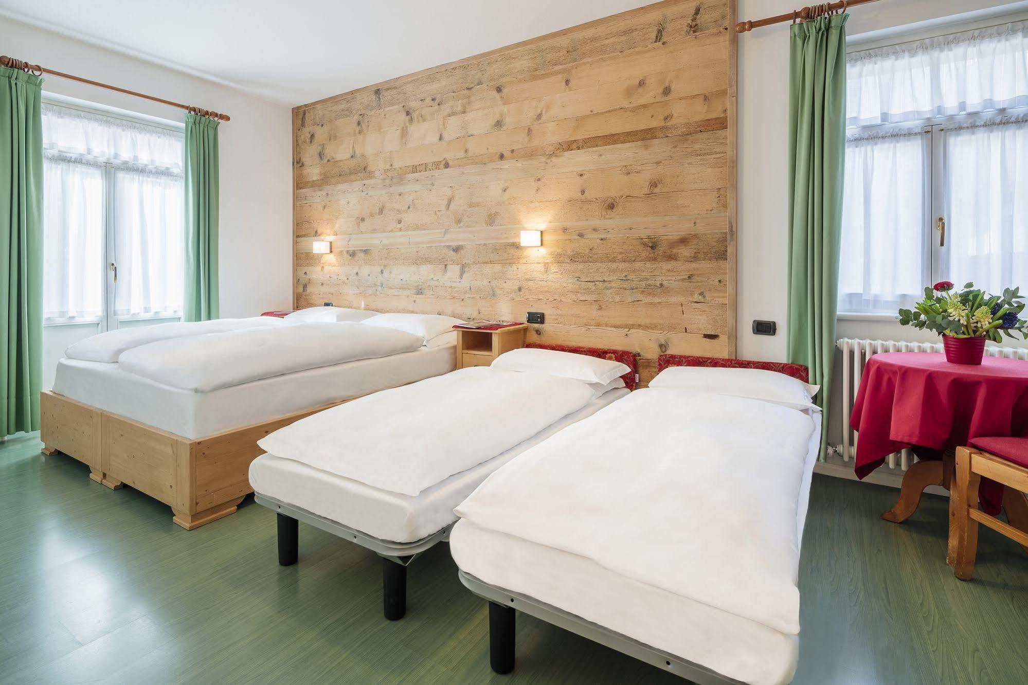 קורטינה ד'אמפזו Hotel Oasi מראה חיצוני תמונה