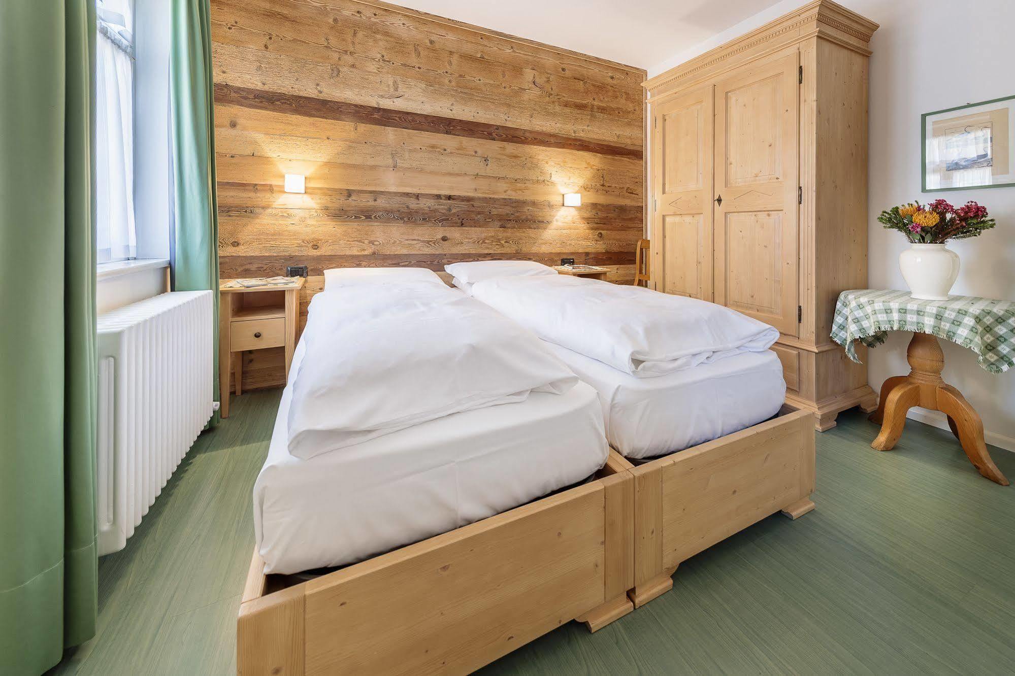 קורטינה ד'אמפזו Hotel Oasi מראה חיצוני תמונה