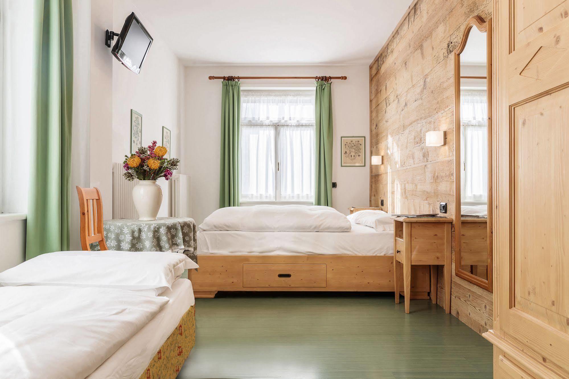 קורטינה ד'אמפזו Hotel Oasi מראה חיצוני תמונה